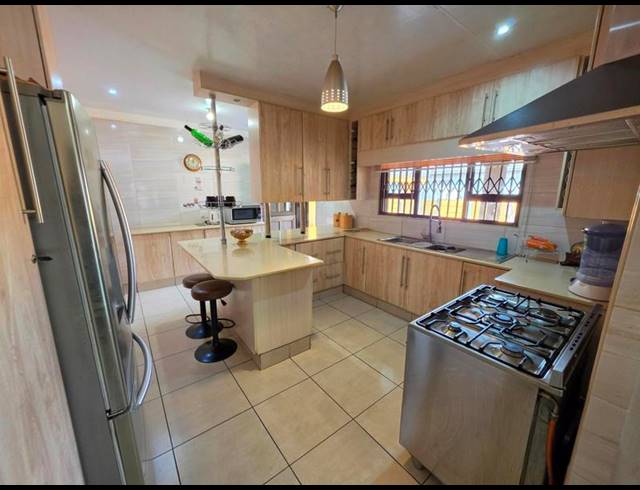5 BEDROOM HOUSE FOR SALE IN THE ORCHARDS